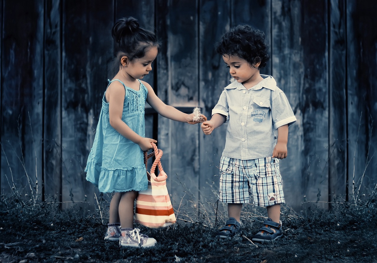 Jak wpływać na pozytywne relacje rodzeństwa w wieku szkolnym?