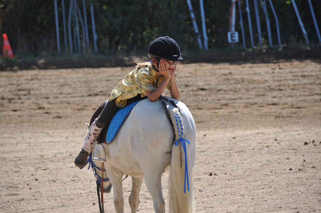 Jak wybrać strój do jazdy konnej dla dziecka – sprzęt do jazdy konnej